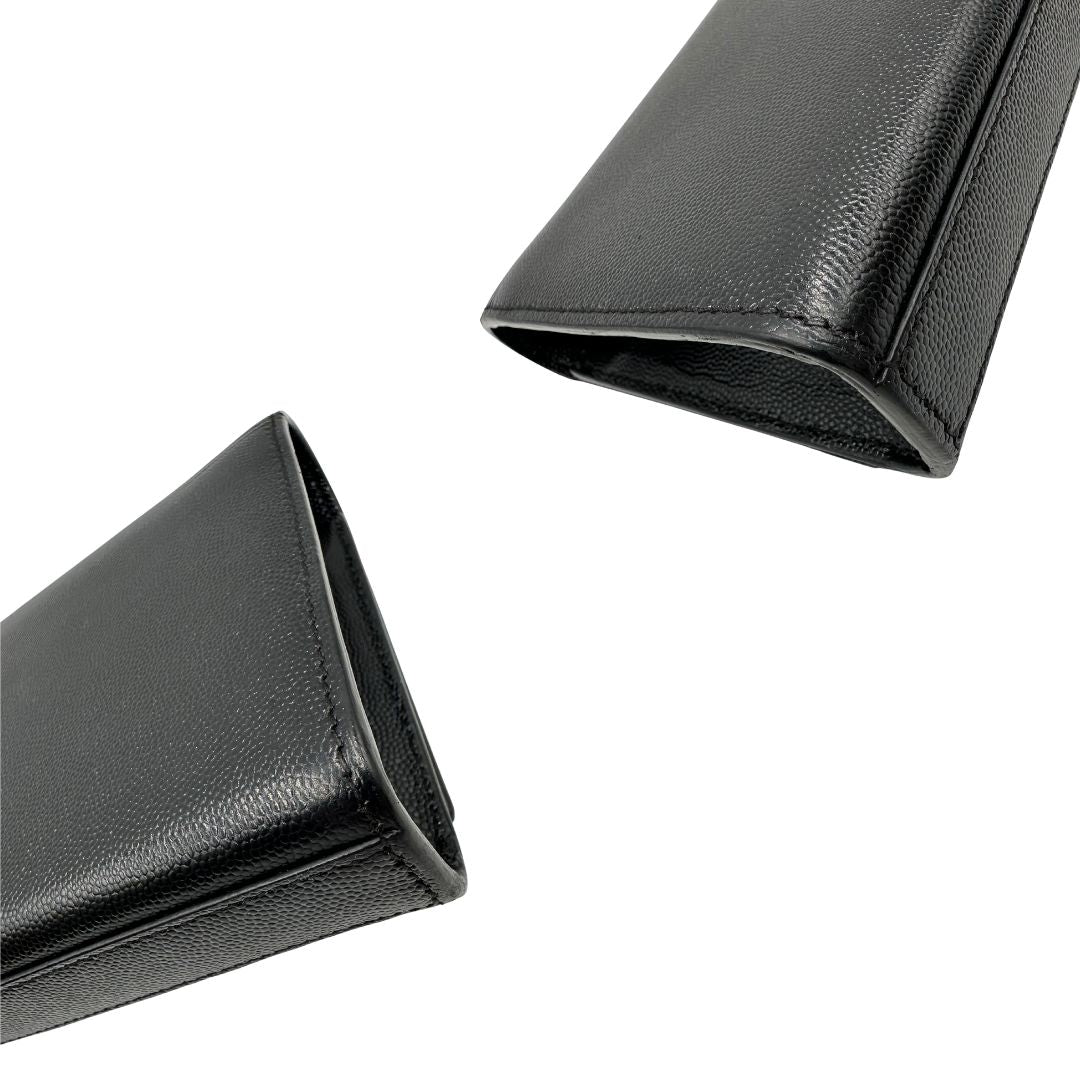 angoli Pochette Saint Laurent in pelle nera con parti metalliche dorate; da portare a mano. Full set, di lusso, originale, ottime condizioni, usata. 