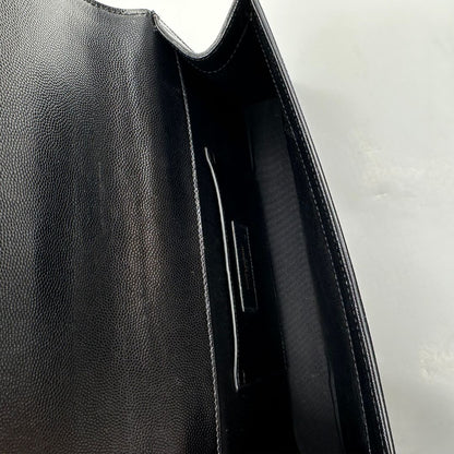 interno Pochette Saint Laurent in pelle nera con parti metalliche dorate; da portare a mano. Full set, di lusso, originale, ottime condizioni, usata.