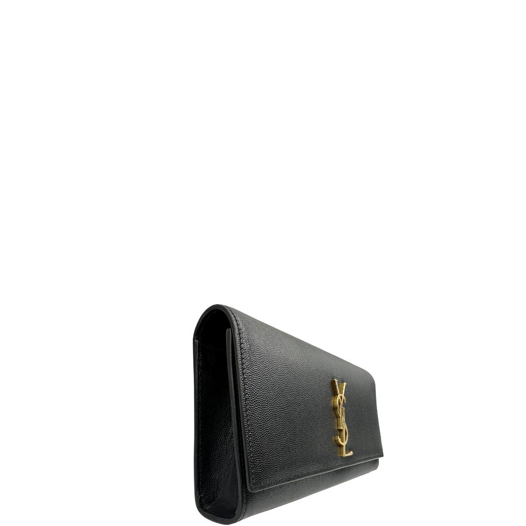 lato Pochette Saint Laurent in pelle nera con parti metalliche dorate; da portare a mano. Full set, di lusso, originale, ottime condizioni, usata. 