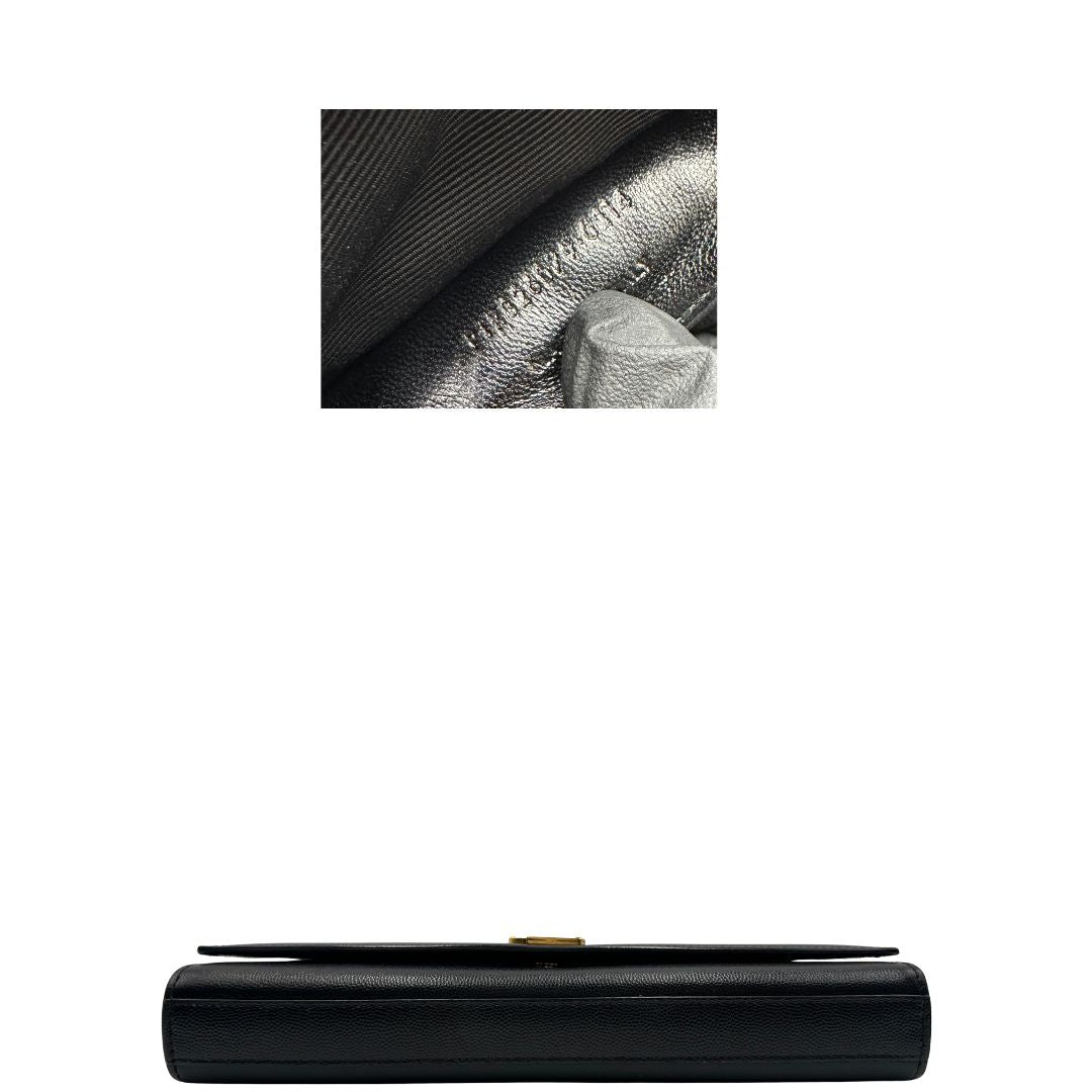 base Pochette Saint Laurent in pelle nera con parti metalliche dorate; da portare a mano. Full set, di lusso, originale, ottime condizioni, usata. 