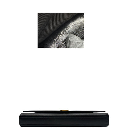 base Pochette Saint Laurent in pelle nera con parti metalliche dorate; da portare a mano. Full set, di lusso, originale, ottime condizioni, usata. 