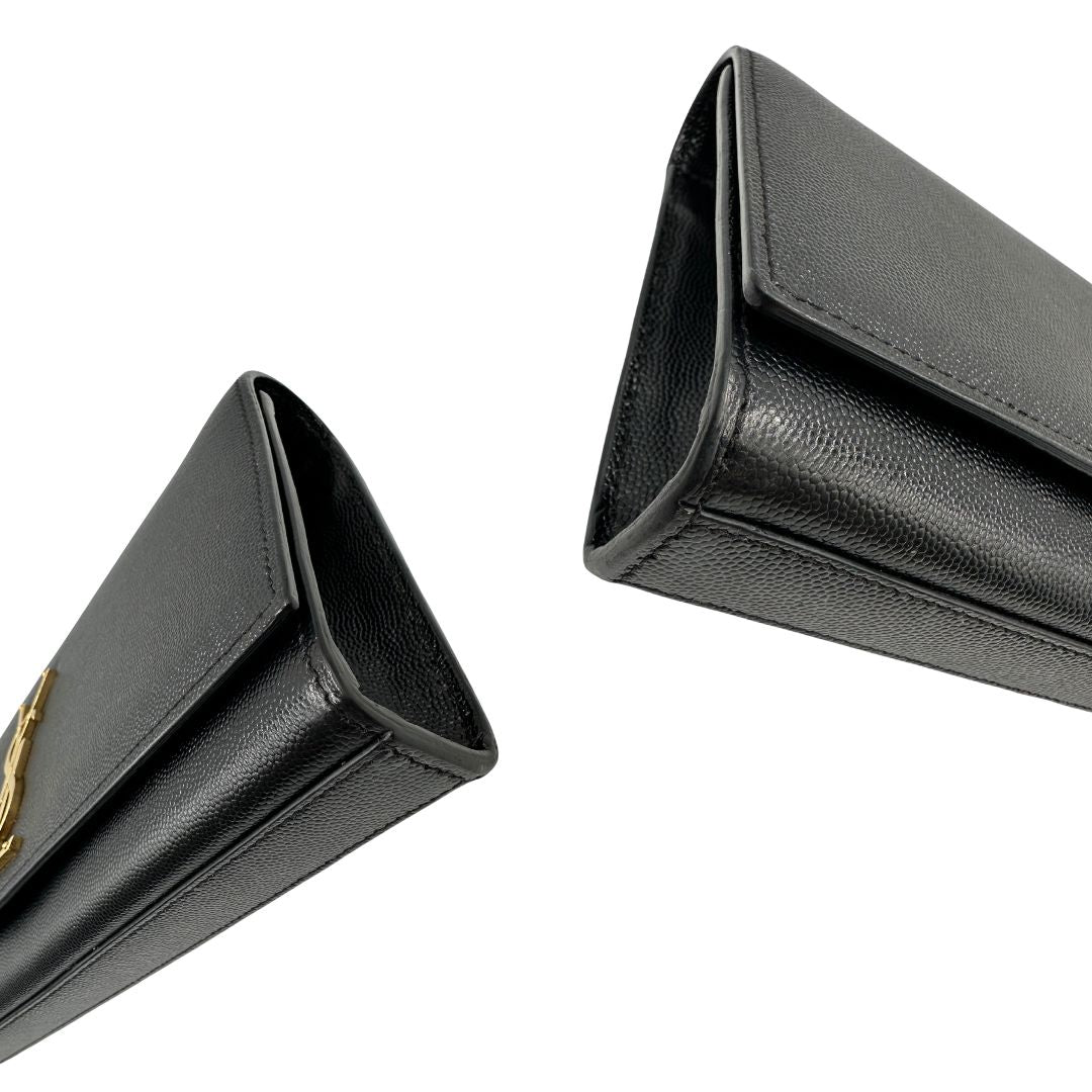 angoli Pochette Saint Laurent in pelle nera con parti metalliche dorate; da portare a mano. Full set, di lusso, originale, ottime condizioni, usata. 