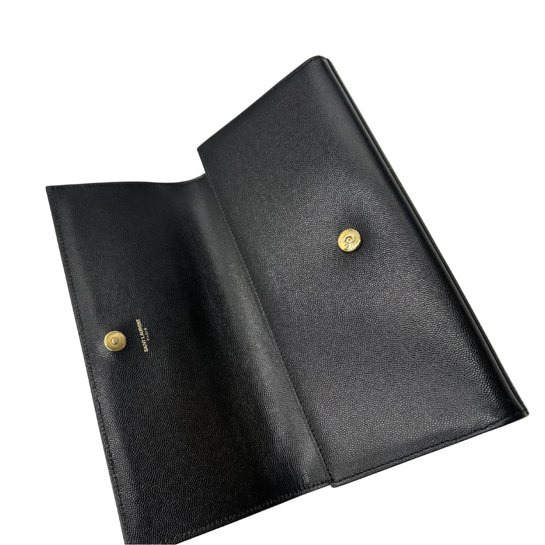 chiusura Pochette Saint Laurent in pelle nera con parti metalliche dorate; da portare a mano. Full set, di lusso, originale, ottime condizioni, usata. 