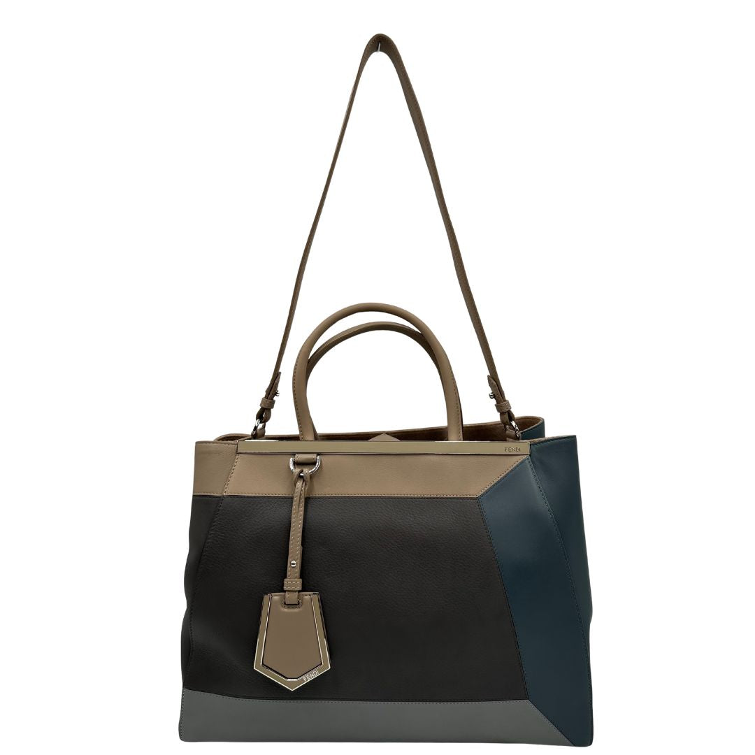 front  Borsa Fendi in pelle multicolor con parti metalliche argentate; munita di una tracolla e doppi manici. Completa di dustbag, di lusso, originale, ottime condizioni, usata. 