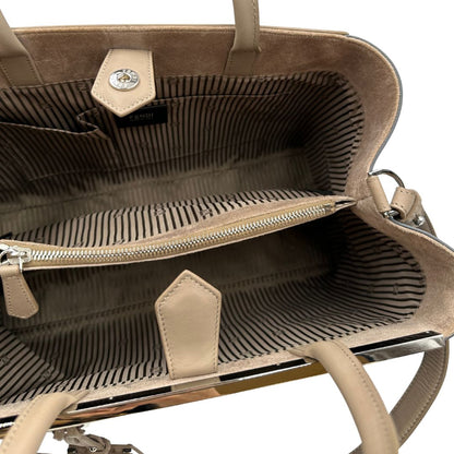 interno  Borsa Fendi in pelle multicolor con parti metalliche argentate; munita di una tracolla e doppi manici. Completa di dustbag, di lusso, originale, ottime condizioni, usata.