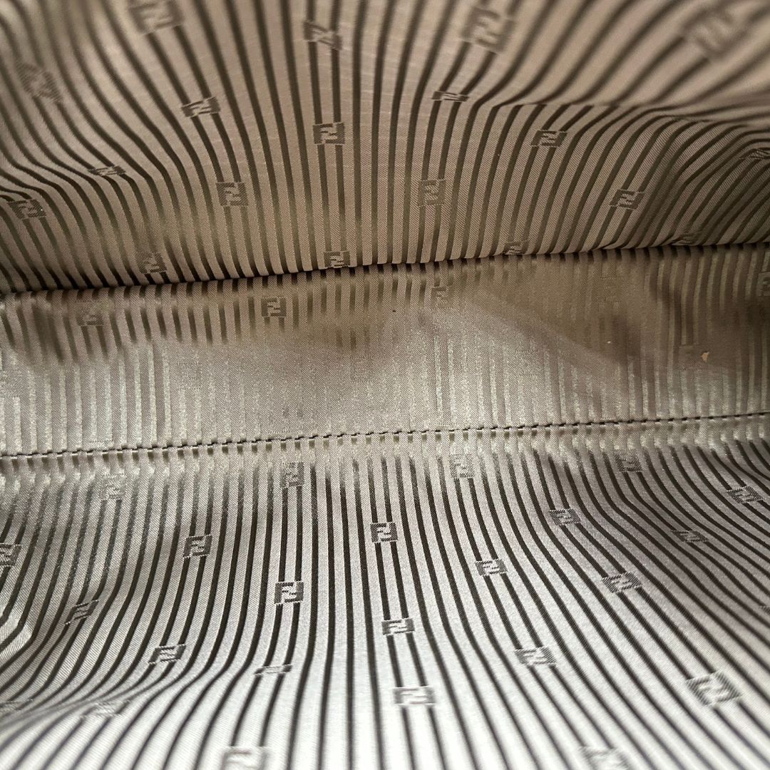 interno  Borsa Fendi in pelle multicolor con parti metalliche argentate; munita di una tracolla e doppi manici. Completa di dustbag, di lusso, originale, ottime condizioni, usata.