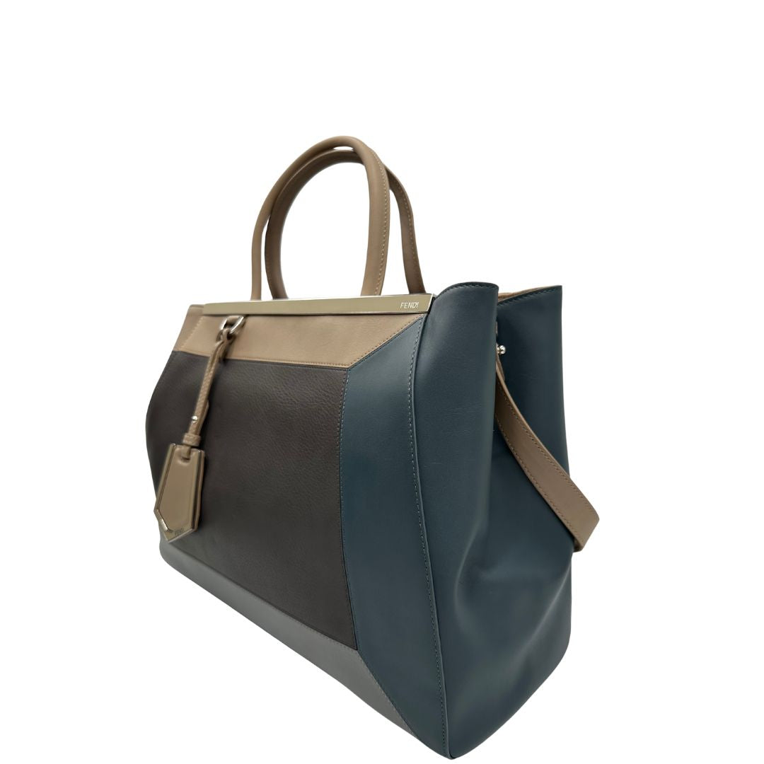 lato  Borsa Fendi in pelle multicolor con parti metalliche argentate; munita di una tracolla e doppi manici. Completa di dustbag, di lusso, originale, ottime condizioni, usata. 