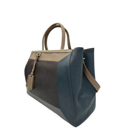 lato  Borsa Fendi in pelle multicolor con parti metalliche argentate; munita di una tracolla e doppi manici. Completa di dustbag, di lusso, originale, ottime condizioni, usata. 