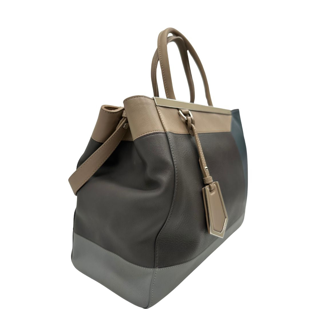  Borsa Fendi in pelle multicolor con parti metalliche argentate; munita di una tracolla e doppi manici. Completa di dustbag, di lusso, originale, ottime condizioni, usata.