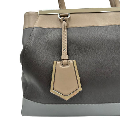  Borsa Fendi in pelle multicolor con parti metalliche argentate; munita di una tracolla e doppi manici. Completa di dustbag, di lusso, originale, ottime condizioni, usata. 