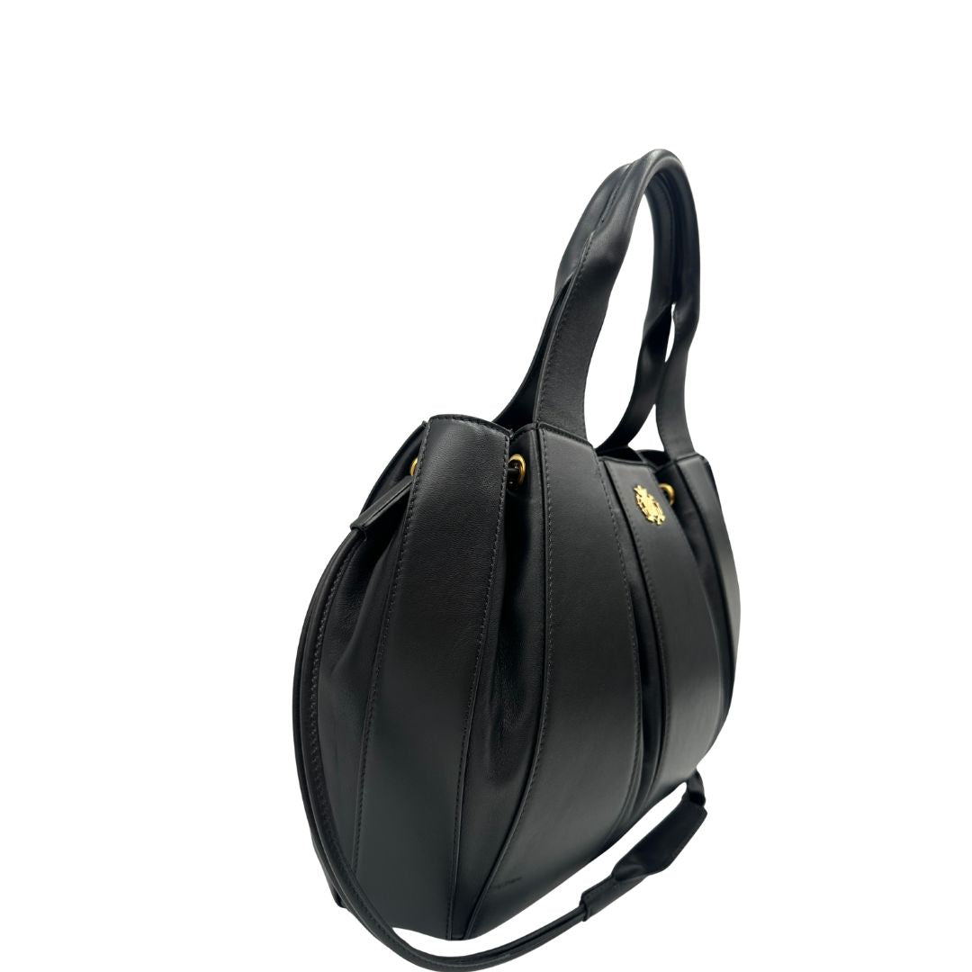 lato Borsa Domenico Vacca in pelle nera con parti metalliche dorate; munita di doppi manici e una tracolla, di lusso, originale, ottime condizioni. 