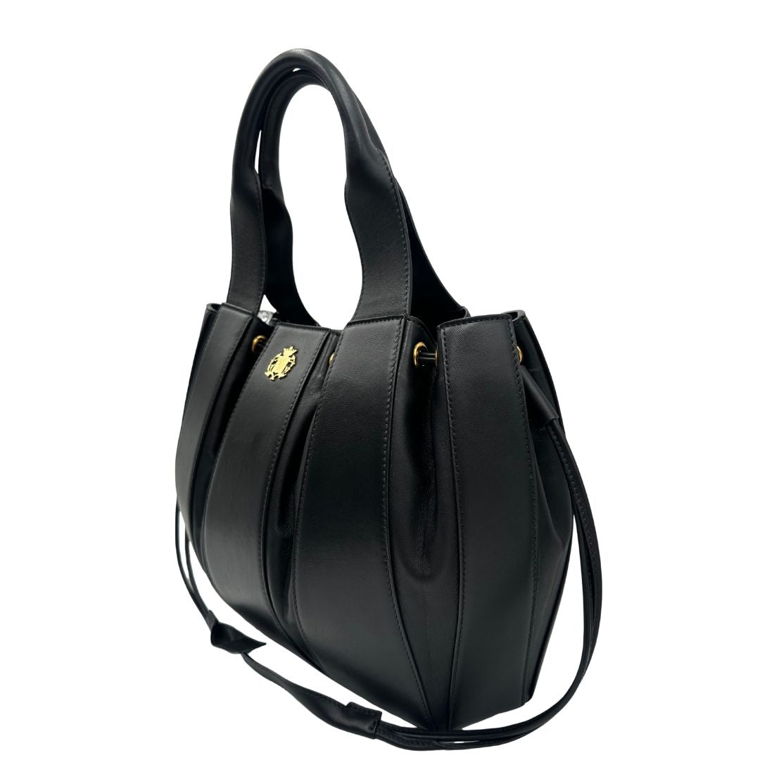 lato Borsa Domenico Vacca in pelle nera con parti metalliche dorate; munita di doppi manici e una tracolla, di lusso, originale, ottime condizioni.