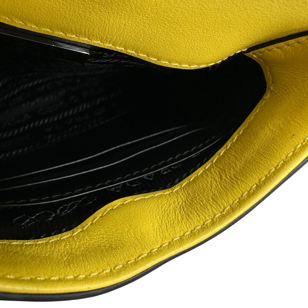 interno  Mini bag Prada in pelle spazzolata con hardware argentato, di lusso, originale, eccellenti condizioni, usata. 