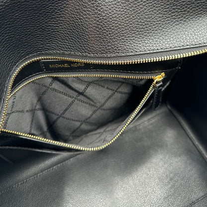 interno  Borsa MK in pelle martellata nera con parti metalliche dorate; munita di doppi manici, indossabile a spalla, di lusso, originale, ottime condizioni, usata. 