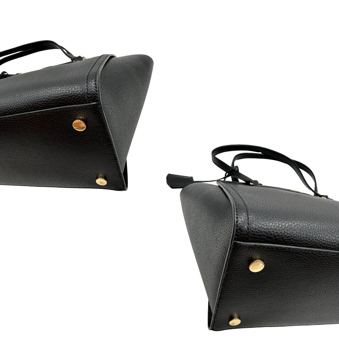 angoli  Borsa MK in pelle martellata nera con parti metalliche dorate; munita di doppi manici, indossabile a spalla, di lusso, originale, ottime condizioni, usata. 