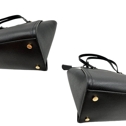 angoli  Borsa MK in pelle martellata nera con parti metalliche dorate; munita di doppi manici, indossabile a spalla, di lusso, originale, ottime condizioni, usata. 