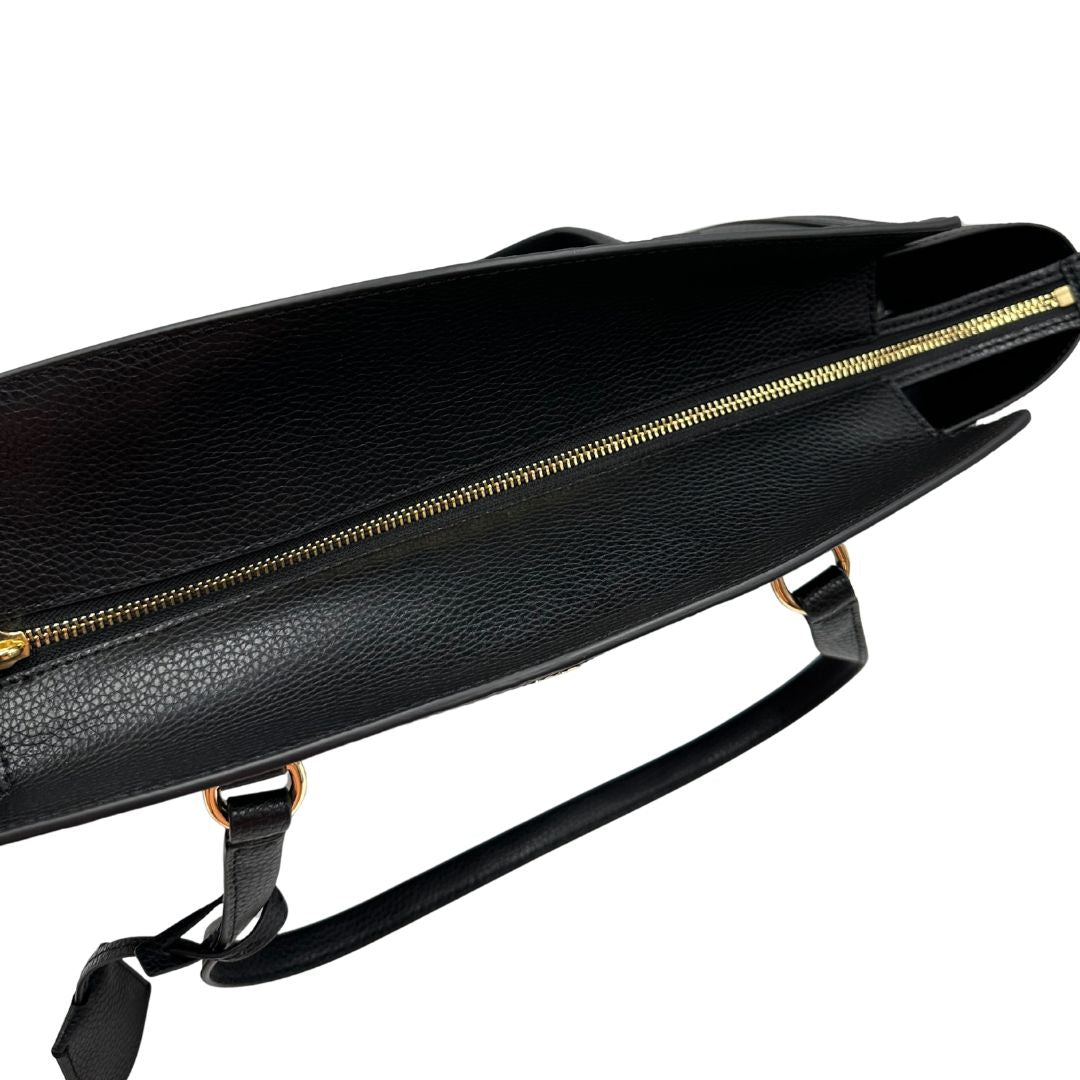 chiusura  Borsa MK in pelle martellata nera con parti metalliche dorate; munita di doppi manici, indossabile a spalla, di lusso, originale, ottime condizioni, usata. 