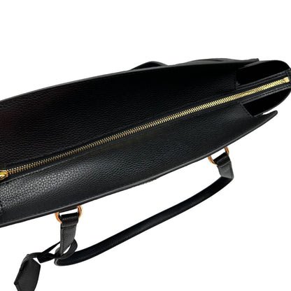 chiusura  Borsa MK in pelle martellata nera con parti metalliche dorate; munita di doppi manici, indossabile a spalla, di lusso, originale, ottime condizioni, usata. 