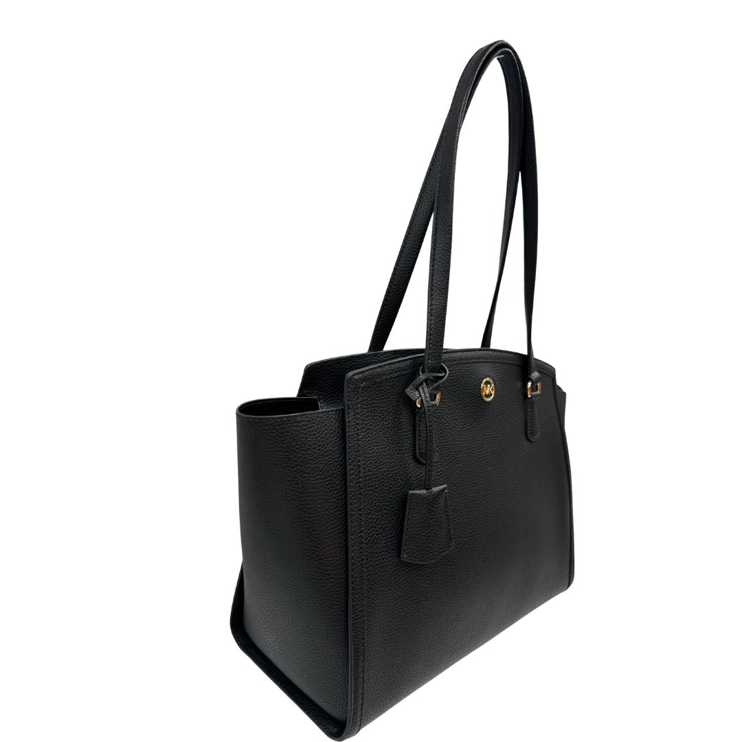 lato  Borsa MK in pelle martellata nera con parti metalliche dorate; munita di doppi manici, indossabile a spalla, di lusso, originale, ottime condizioni, usata. 