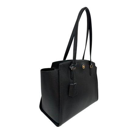lato  Borsa MK in pelle martellata nera con parti metalliche dorate; munita di doppi manici, indossabile a spalla, di lusso, originale, ottime condizioni, usata. 