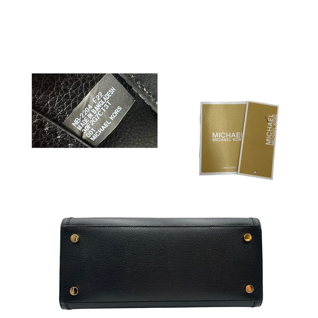 base  Borsa MK in pelle martellata nera con parti metalliche dorate; munita di doppi manici, indossabile a spalla, di lusso, originale, ottime condizioni, usata. 