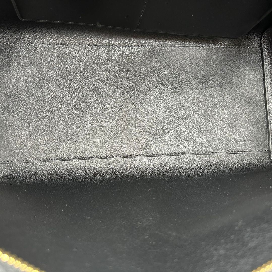 interno  Borsa MK in pelle martellata nera con parti metalliche dorate; munita di doppi manici, indossabile a spalla, di lusso, originale, ottime condizioni, usata. 