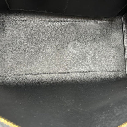 interno  Borsa MK in pelle martellata nera con parti metalliche dorate; munita di doppi manici, indossabile a spalla, di lusso, originale, ottime condizioni, usata. 