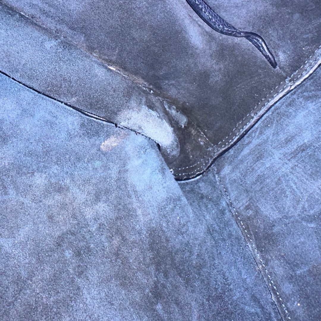 interno della  Borsa Saint Laurent in pelle martellata blu con parti metalliche argentate; munita di doppi manici stondati e una tracolla amovibile e regolabile, di lusso, originale, ottime condizioni, usata, originale. 