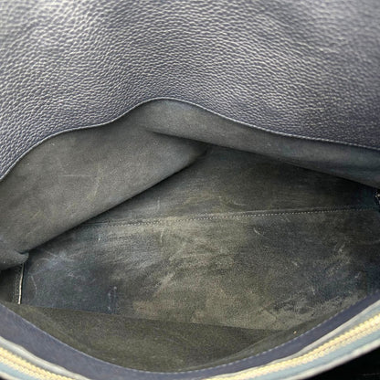 interno della  Borsa Saint Laurent in pelle martellata blu con parti metalliche argentate; munita di doppi manici stondati e una tracolla amovibile e regolabile, di lusso, originale, ottime condizioni, usata, originale. 