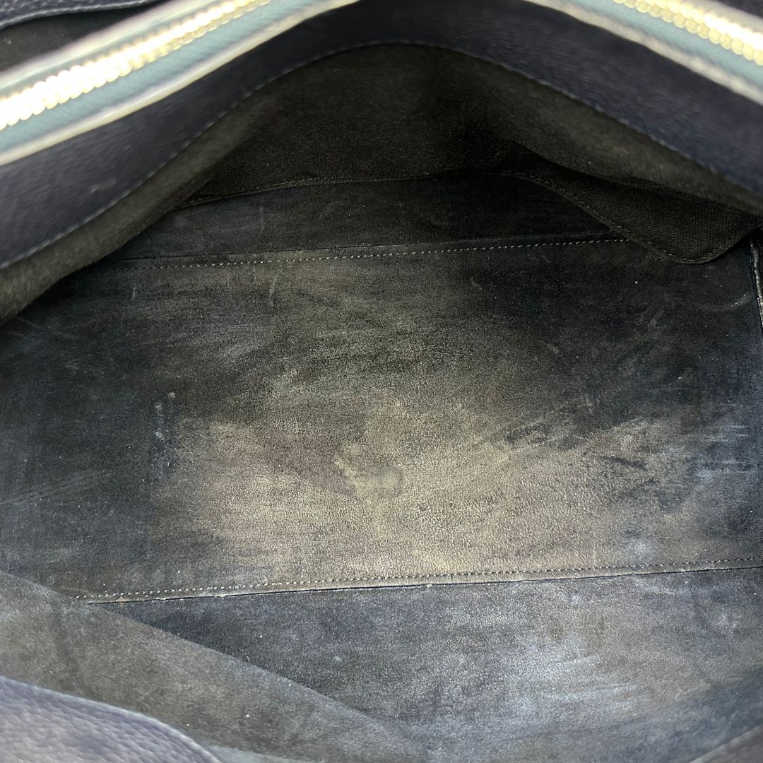 interno della  Borsa Saint Laurent in pelle martellata blu con parti metalliche argentate; munita di doppi manici stondati e una tracolla amovibile e regolabile, di lusso, originale, ottime condizioni, usata, originale. 