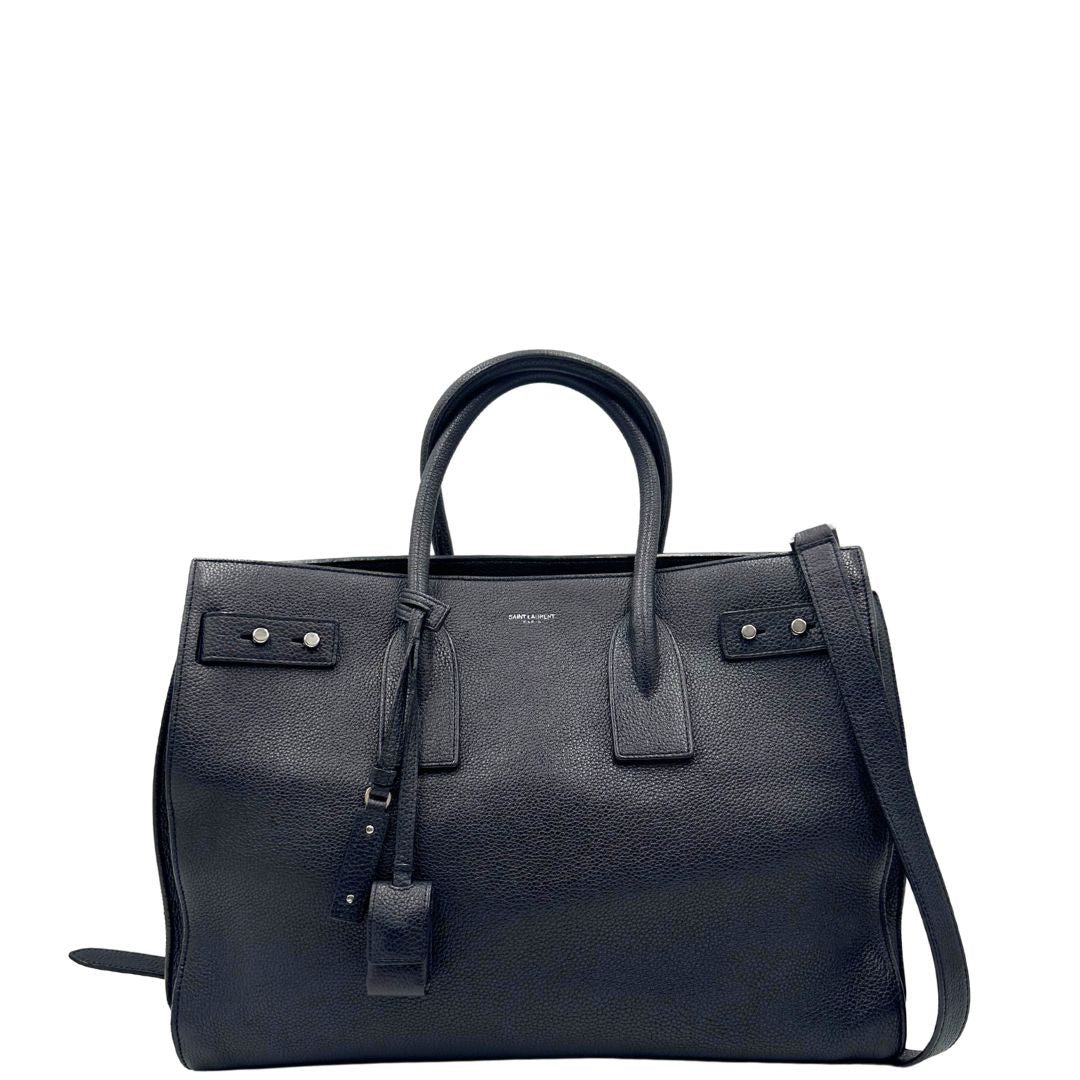 front  Borsa Saint Laurent in pelle martellata blu con parti metalliche argentate; munita di doppi manici stondati e una tracolla amovibile e regolabile, di lusso, originale, ottime condizioni, usata, originale.