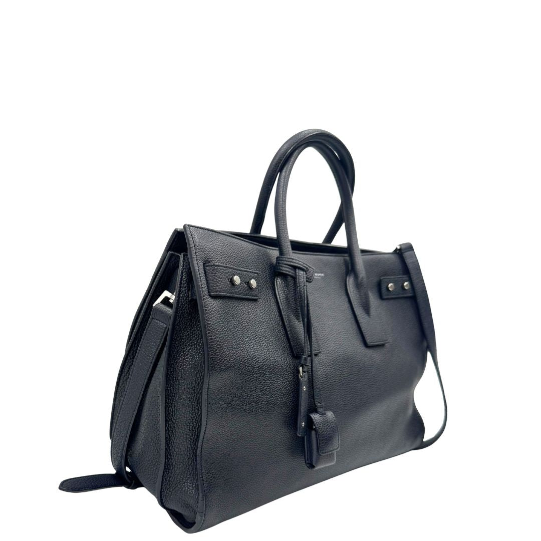 lato  Borsa Saint Laurent in pelle martellata blu con parti metalliche argentate; munita di doppi manici stondati e una tracolla amovibile e regolabile, di lusso, originale, ottime condizioni, usata, originale.