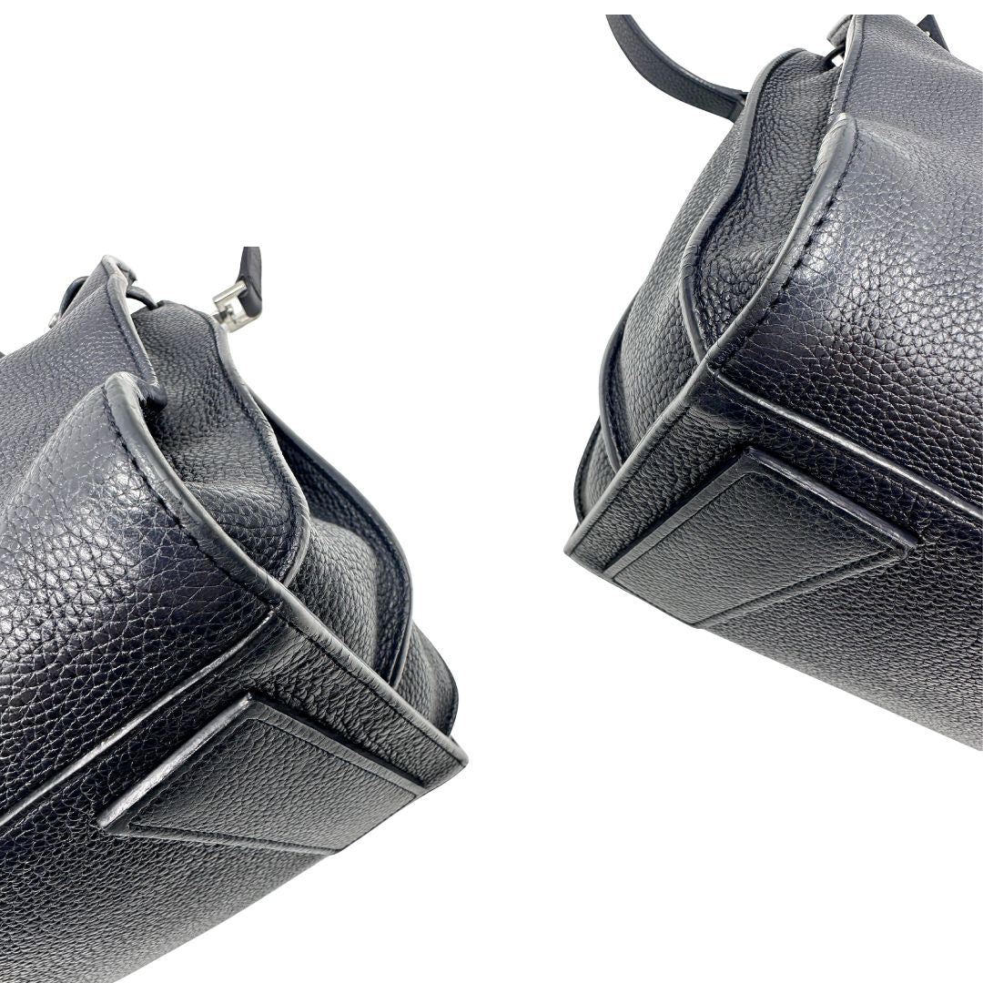 angoli  Borsa Saint Laurent in pelle martellata blu con parti metalliche argentate; munita di doppi manici stondati e una tracolla amovibile e regolabile, di lusso, originale, ottime condizioni, usata, originale. 