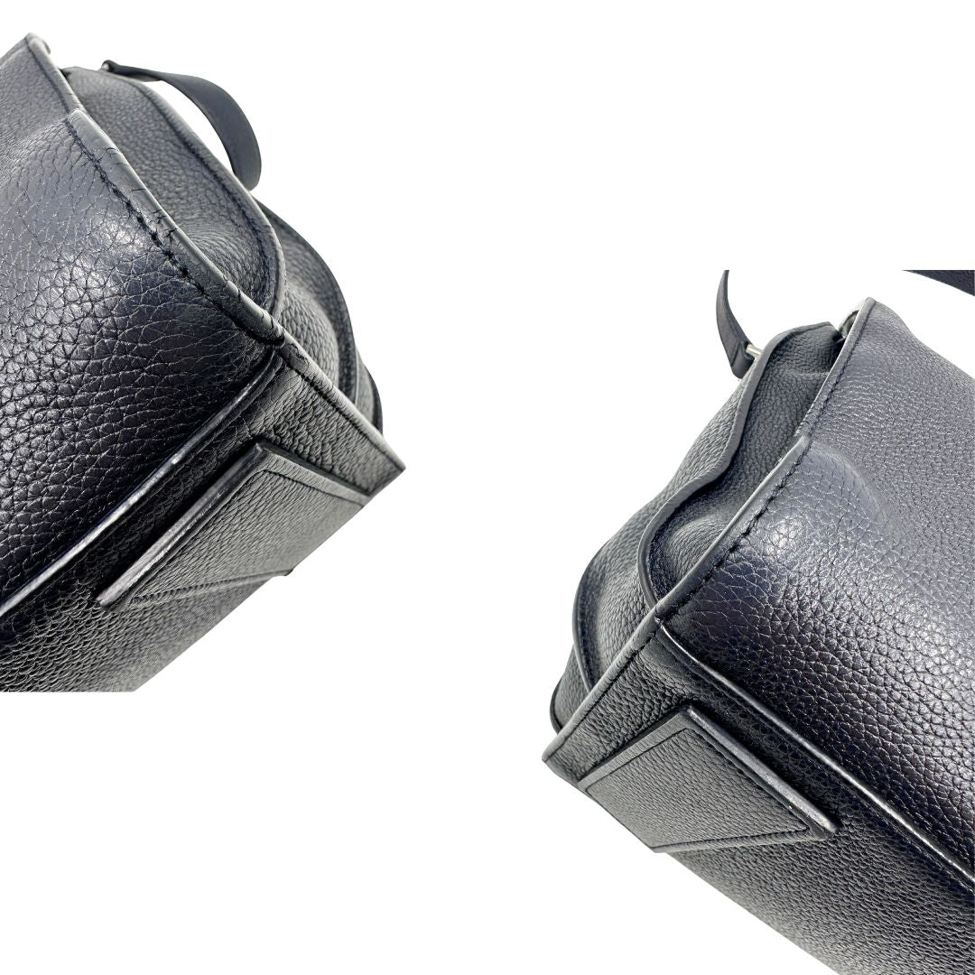 angoli  Borsa Saint Laurent in pelle martellata blu con parti metalliche argentate; munita di doppi manici stondati e una tracolla amovibile e regolabile, di lusso, originale, ottime condizioni, usata, originale. 