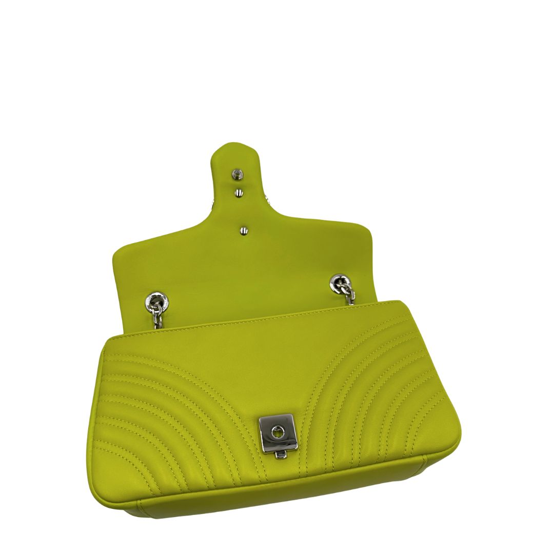 chiusura  Borsa Gucci Marmont in pelle matelassè nella versione media, di lusso, originale, eccellenti condizioni, usata. 