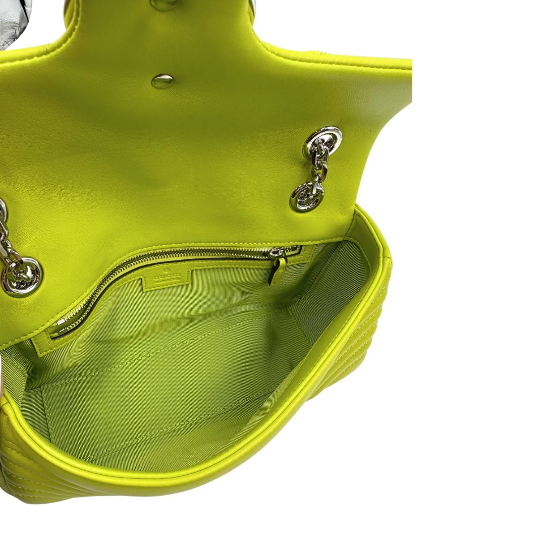 interno  Borsa Gucci Marmont in pelle matelassè nella versione media, di lusso, originale, eccellenti condizioni, usata. 