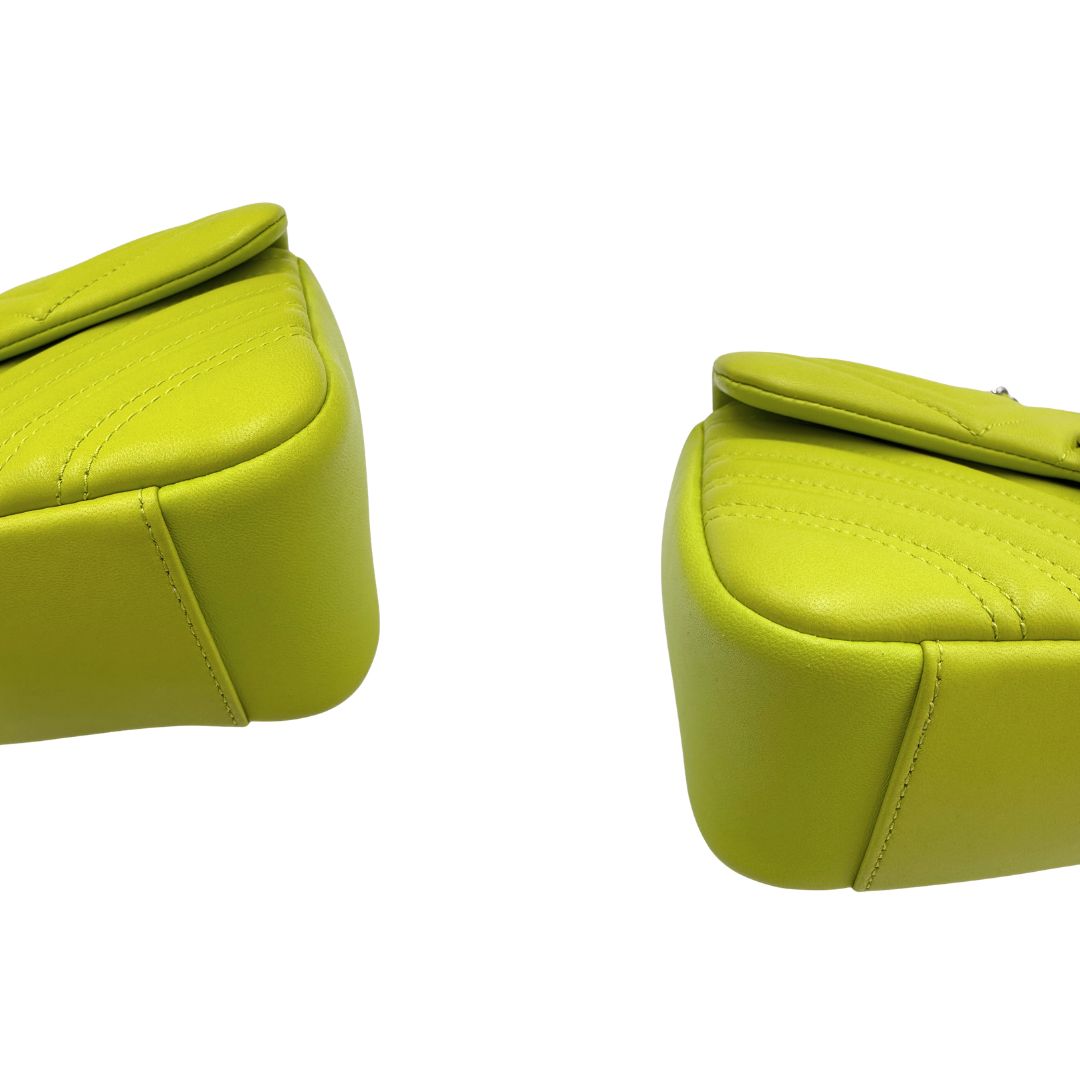 angoli Borsa Gucci Marmont in pelle matelassè nella versione media, di lusso, originale, eccellenti condizioni, usata.