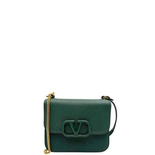 front  Borsa Valentino Garavani in pelle martellata verde con parti metalliche dorate; munita di un manico in catena e pelle, indossabile a spalla o a tracolla. Completa di dustbag, di lusso, originale, ottime condizioni, usata. 