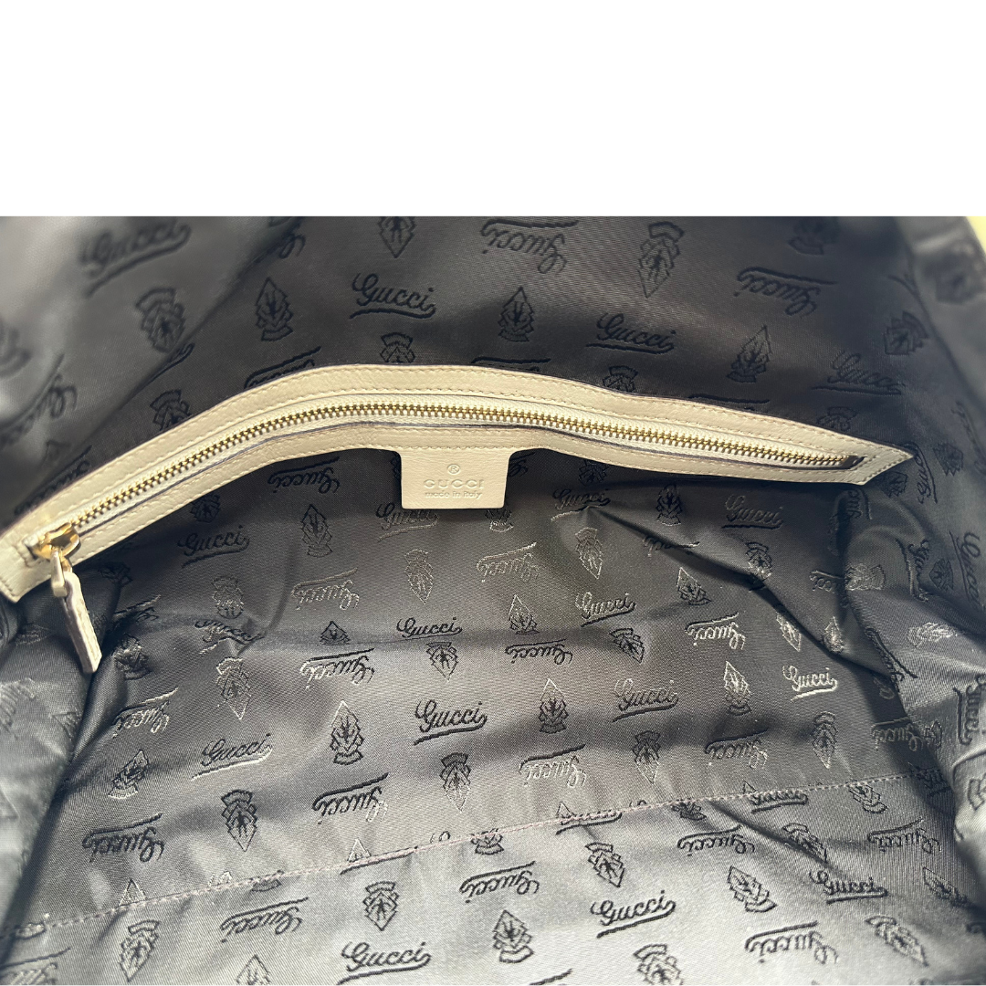 Tasca interna di una Borsa Gucci in pelle bianco panna con metalleria in oro dorato e inserti in pelle avorio, munita di doppi manici in bamboo e tracolla amovibile. Completa di dutsbag. Originale, usata, di lusso, in ottime condizioni.