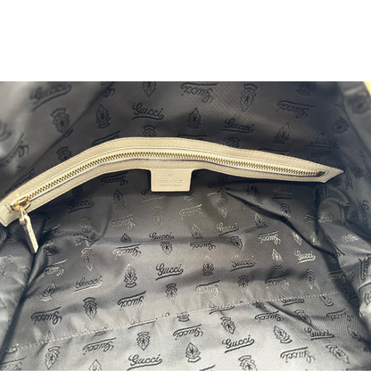 Tasca interna di una Borsa Gucci in pelle bianco panna con metalleria in oro dorato e inserti in pelle avorio, munita di doppi manici in bamboo e tracolla amovibile. Completa di dutsbag. Originale, usata, di lusso, in ottime condizioni.