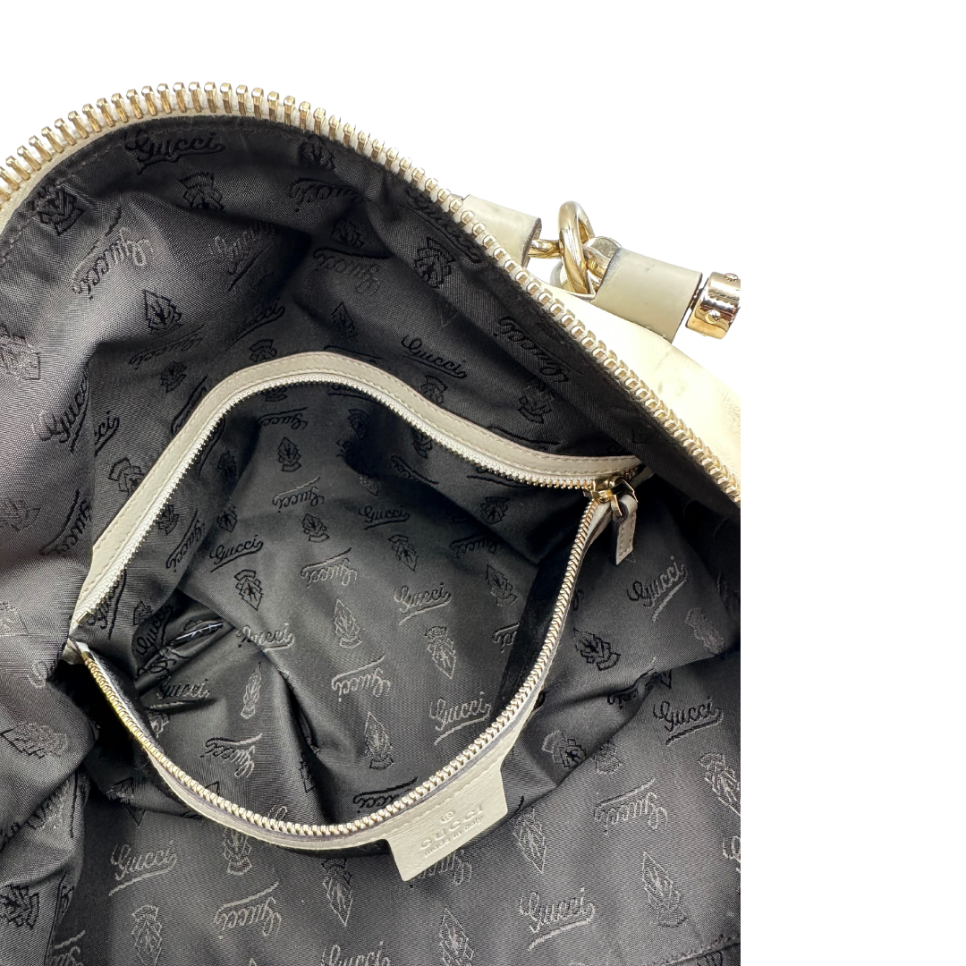 Tasca interna di una  di una Borsa Gucci in pelle bianco panna con metalleria in oro dorato e inserti in pelle avorio, munita di doppi manici in bamboo e tracolla amovibile. Completa di dutsbag. Originale, usata, di lusso, in ottime condizioni.