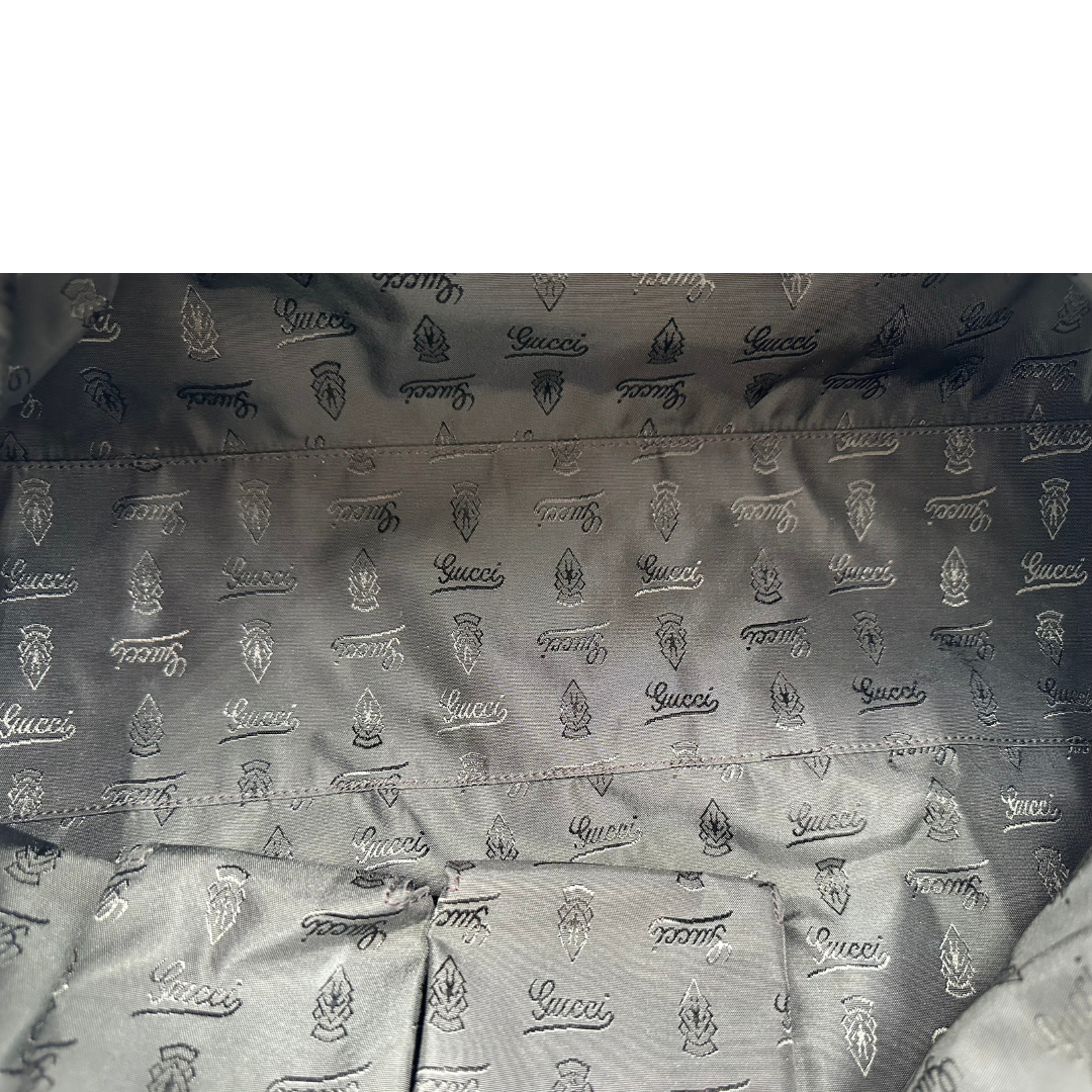 Interno di una Borsa Gucci in pelle bianco panna con metalleria in oro dorato e inserti in pelle avorio, munita di doppi manici in bamboo e tracolla amovibile. Completa di dutsbag. Originale, usata, di lusso, in ottime condizioni.