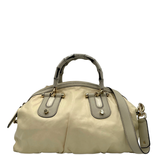Front di una Borsa Gucci in pelle bianco panna con metalleria in oro dorato e inserti in pelle avorio, munita di doppi manici in bamboo e tracolla amovibile. Completa di dutsbag. Originale, usata, di lusso, in ottime condizioni.
