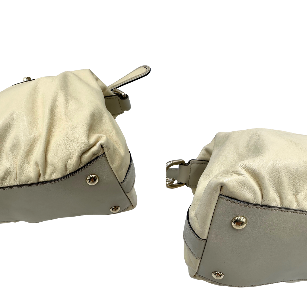 Angoli di una Borsa Gucci in pelle bianco panna con metalleria in oro dorato e inserti in pelle avorio, munita di doppi manici in bamboo e tracolla amovibile. Completa di dutsbag. Originale, usata, di lusso, in ottime condizioni.