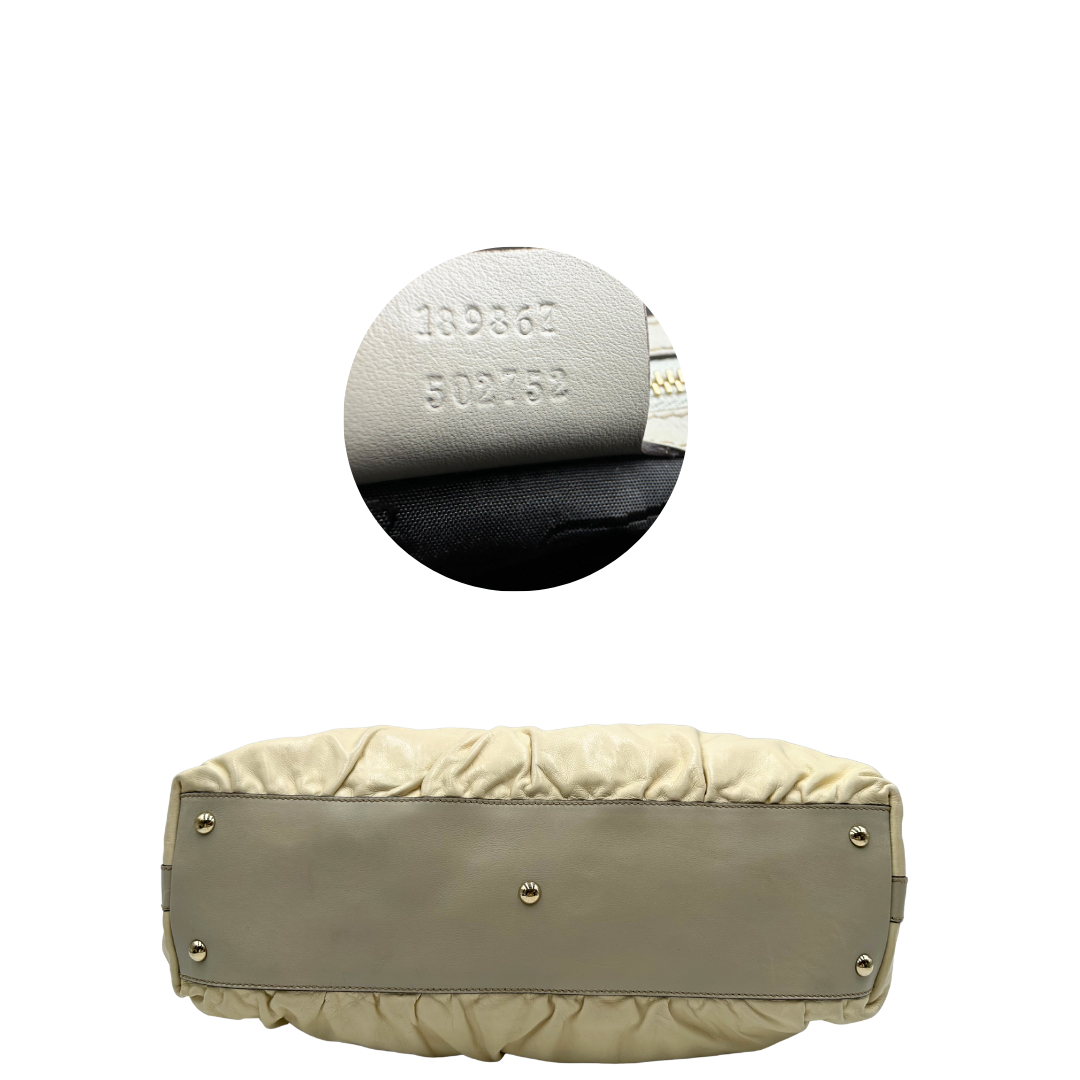Base e codice di una Borsa Gucci in pelle bianco panna con metalleria in oro dorato e inserti in pelle avorio, munita di doppi manici in bamboo e tracolla amovibile. Completa di dutsbag. Originale, usata, di lusso, in ottime condizioni.