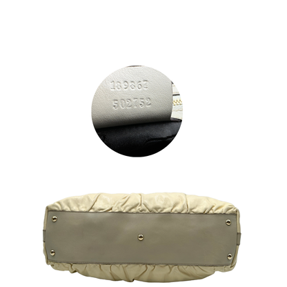 Base e codice di una Borsa Gucci in pelle bianco panna con metalleria in oro dorato e inserti in pelle avorio, munita di doppi manici in bamboo e tracolla amovibile. Completa di dutsbag. Originale, usata, di lusso, in ottime condizioni.