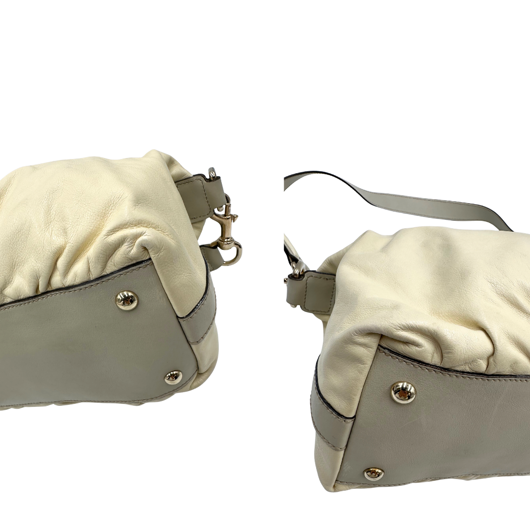 Angoli di una Borsa Gucci in pelle bianco panna con metalleria in oro dorato e inserti in pelle avorio, munita di doppi manici in bamboo e tracolla amovibile. Completa di dutsbag. Originale, usata, di lusso, in ottime condizioni.