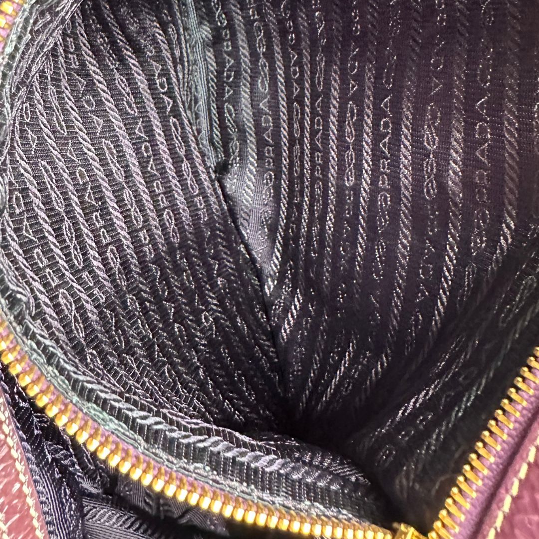 interno  Tote Prada in nylon viola impreziosita da pietre tono su tono sul front, di lusso, originale, ottime condizioni, usata 