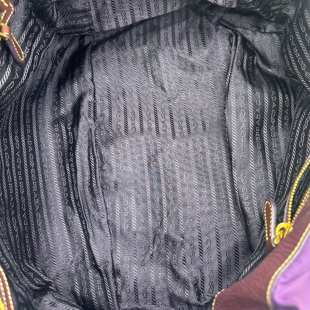 interno  Tote Prada in nylon viola impreziosita da pietre tono su tono sul front, di lusso, originale, ottime condizioni, usata 