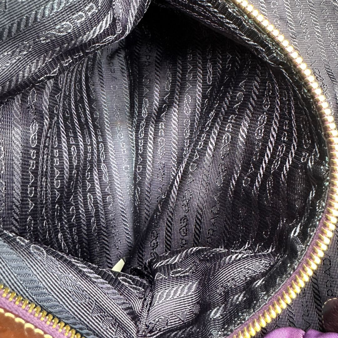 interno  Tote Prada in nylon viola impreziosita da pietre tono su tono sul front, di lusso, originale, ottime condizioni, usata 